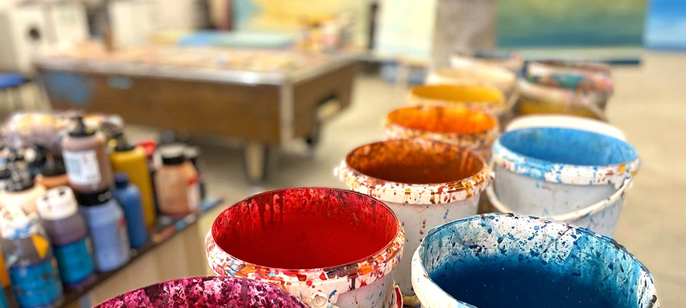 Farbkübel im Atelier Salzburg Farbkübel im Atelier Salzburg